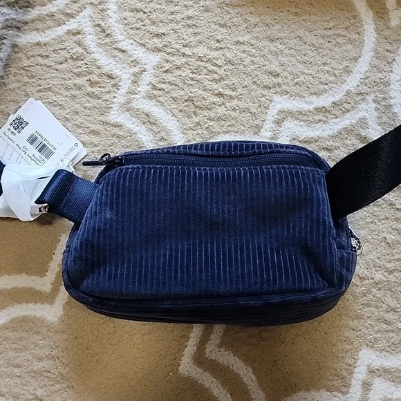 Lululemon Everywhere Belt Bag *Corduroy in True Navy NWT - Picture 2 of 6